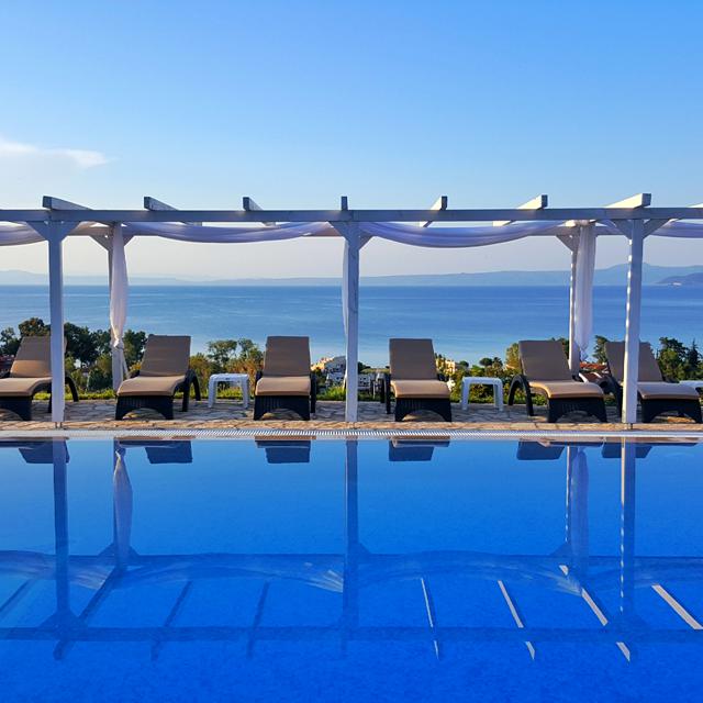 Bungalow White Apartments and Suites